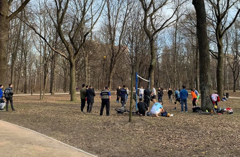 Карантин по-московски. Люди играют в волейбол, несмотря на эпидемию. Фото Елена Попова