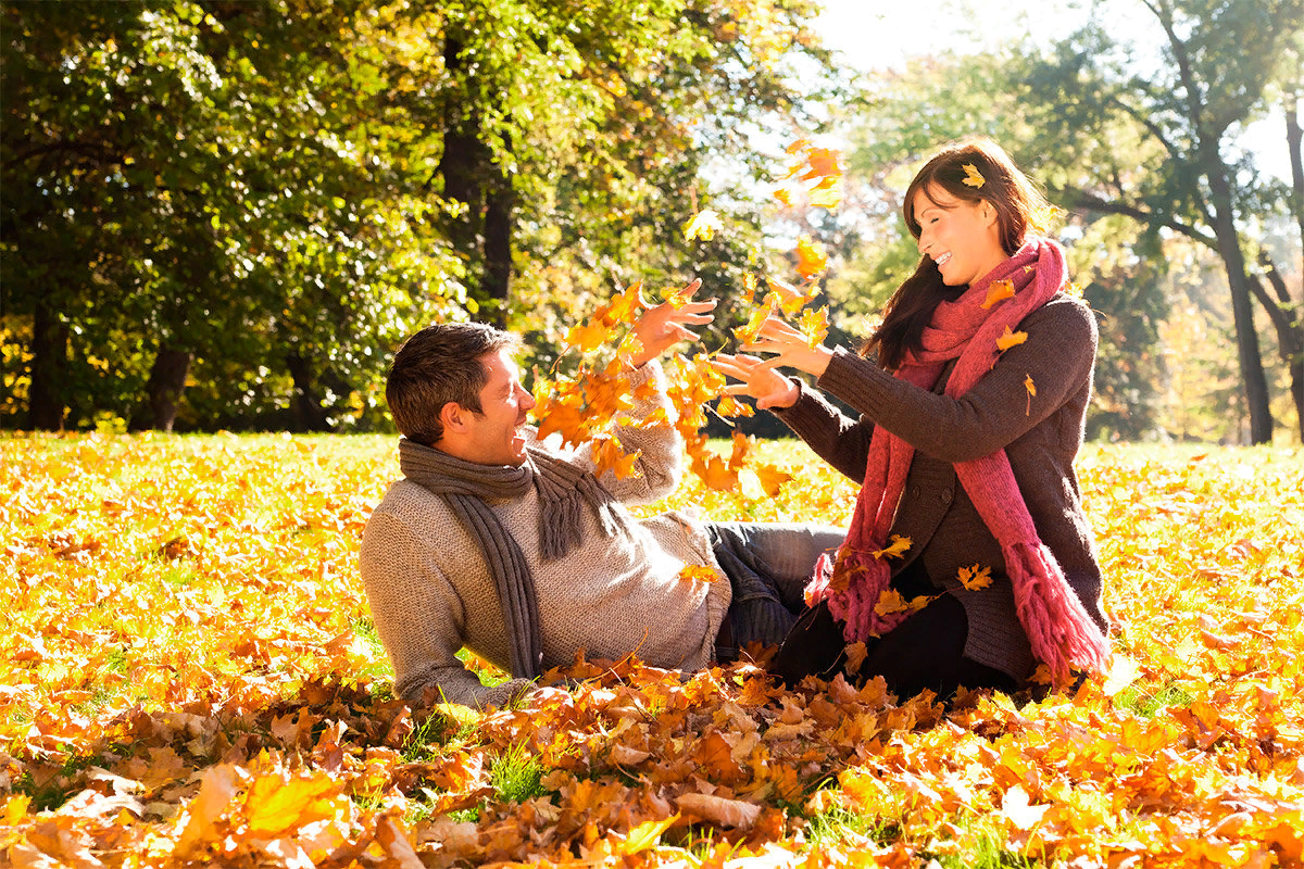 Он любит играть листьями. Прогулка в осеннем парке. Люди осенью. Пара осенью в парке. Осень романтика.