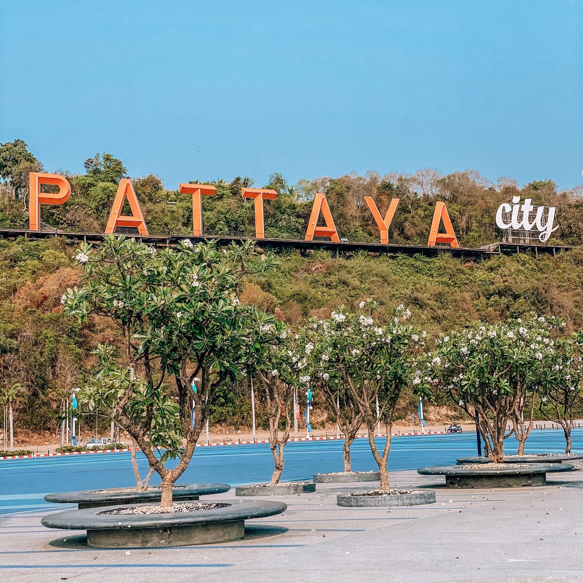 Паттайя, апрель 2020. Знаменитые буквы на пирсе Бали Хай. 