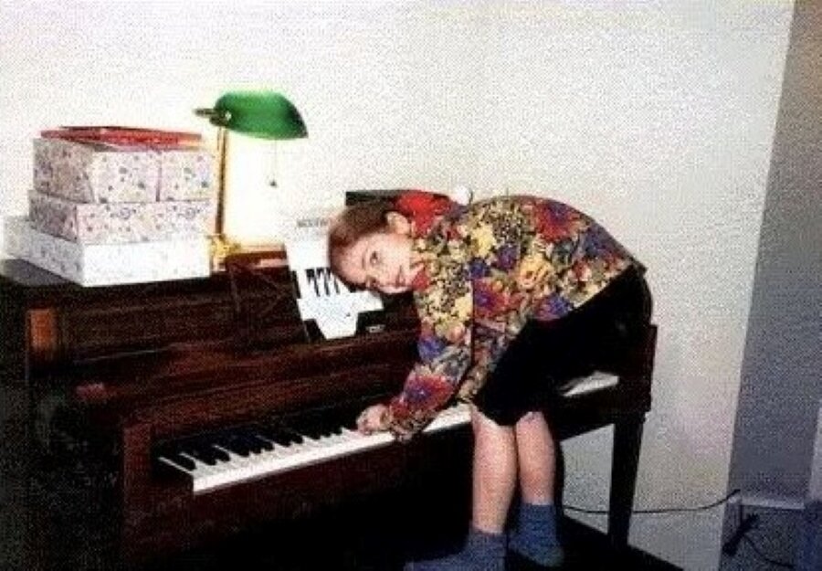 Lady gaga piano. Леди Гага за пианино. Плачущие дети за пианино. Пианино ребенок плачет. Леди Гага в детстве у пианино.