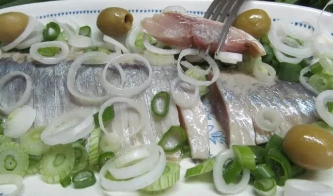Подача селедки на стол.