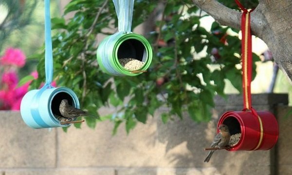 Из жестяных банок можно сделать кормушки для птиц.
