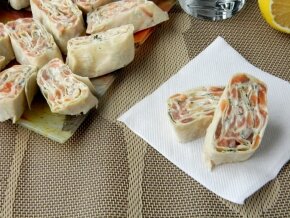 254 ккал0 (10)116ТатьянаДобавить в книгу рецептовПосмотреть рецептРулет из лаваша с красной рыбойПопулярная закуска из лаваша и красной рыбы. Такой метод приготовления мне нравится тем, что при небольшом количестве рыбы, получается завернуть ...