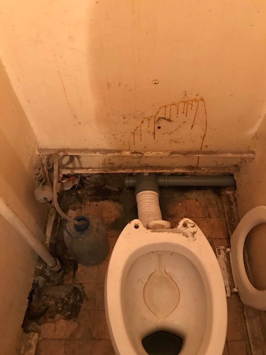 Все трубы сгнили. ПВХ трубы на фото были заменены нами, чтобы не затопить соседей. 