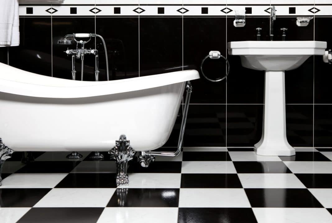 Белая плитка на пол в ванной. Черно белая плитка. Черно белая плитка в ванной. Плитка белая с черным. Ванная комната в черно белых тонах.