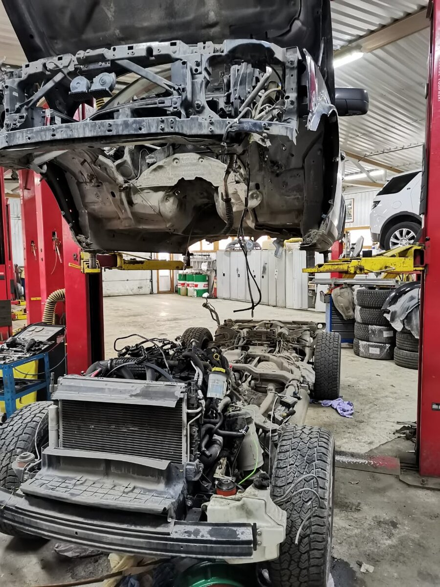 Дискавери 4. Во время работы мотора самопроизвольно сломался болт ролика ремня привода ТНВД, мотор заглох, машину привезли на эвакуаторе. Для того чтобы высверлить болт, пришлось снимать кузов с рамы.Ремонт любой сложности, базовое обслуживание ежедневно с 09.30-21.00Записывайтесь на сервис/ремонт/диагностику по тел. +7 812 644-77-79 Наши адреса: Московский пр-т, 148Дк1; ул.Ремесленная, 7к8; ул.Школьная, 75к3