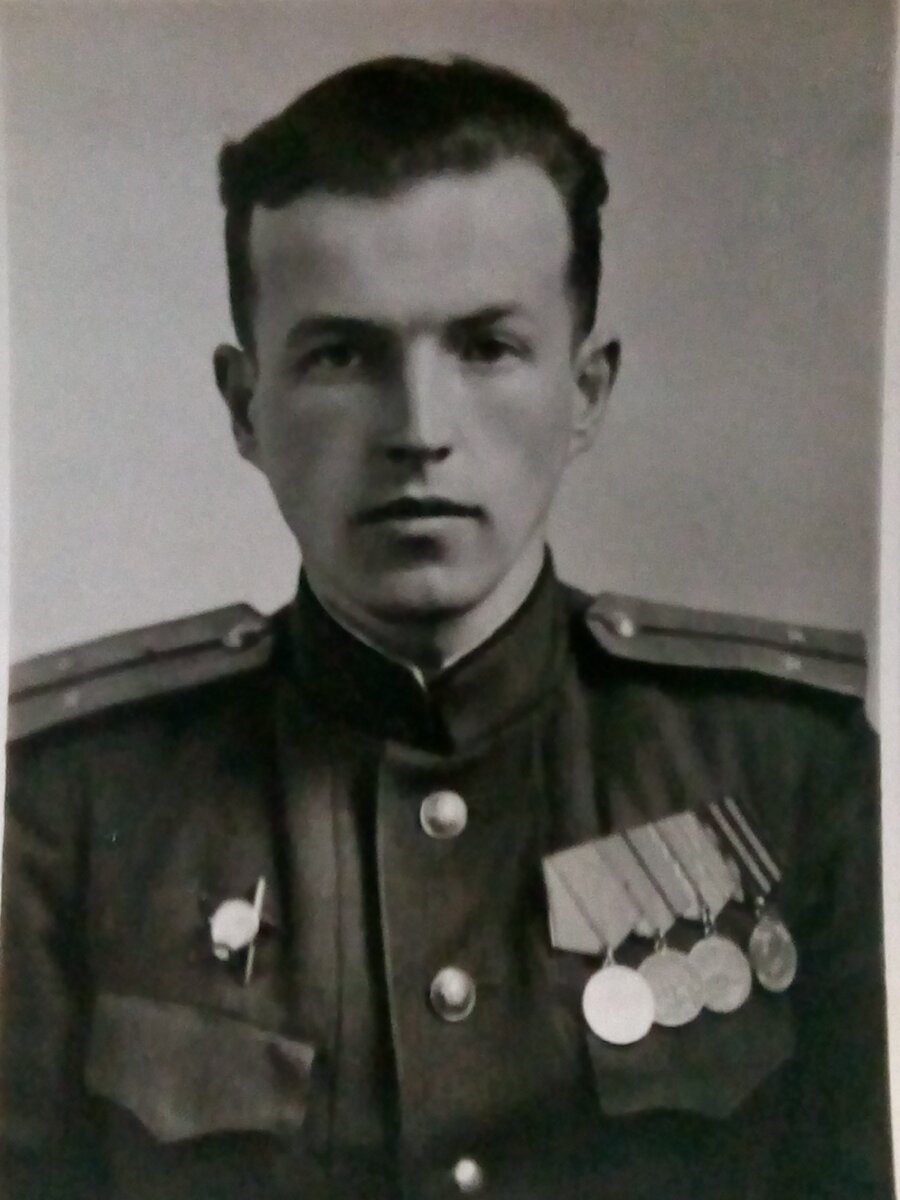 На фото ЛЕОНОВ ЕВГЕНИЙ БОРИСОВИЧ (1922-1975), мой дедушка
