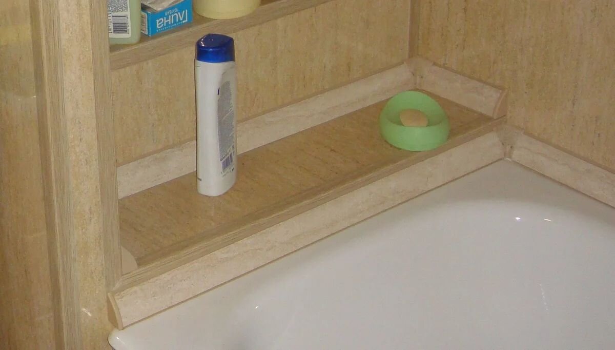 Швы закрыты плинтусом для столешниц