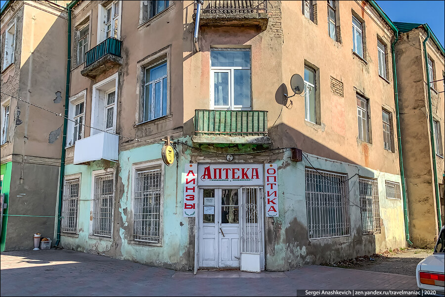 Стыдно показывать, как живут люди: обычный подъезд в центре Цхинвала