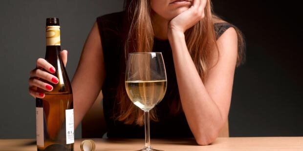 Почему женщины начинают пить и как это на них влияет