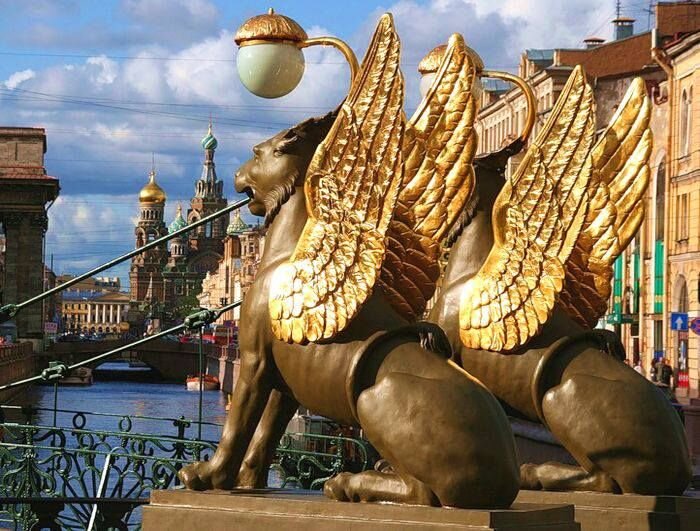 Грифоны банковского моста  (https://i.pinimg.com/736x/44/16/c8/4416c84b7a484c15931d51ed0fbc6d0a--st-petersburg-russia-the-cathedral.jpg)