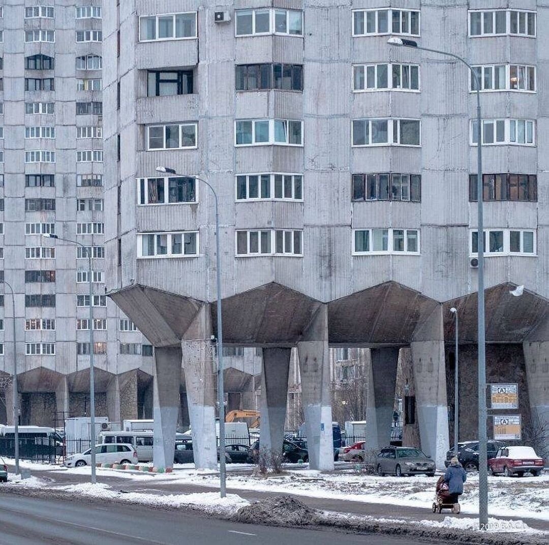 дом на ножках в москве на ленинградке