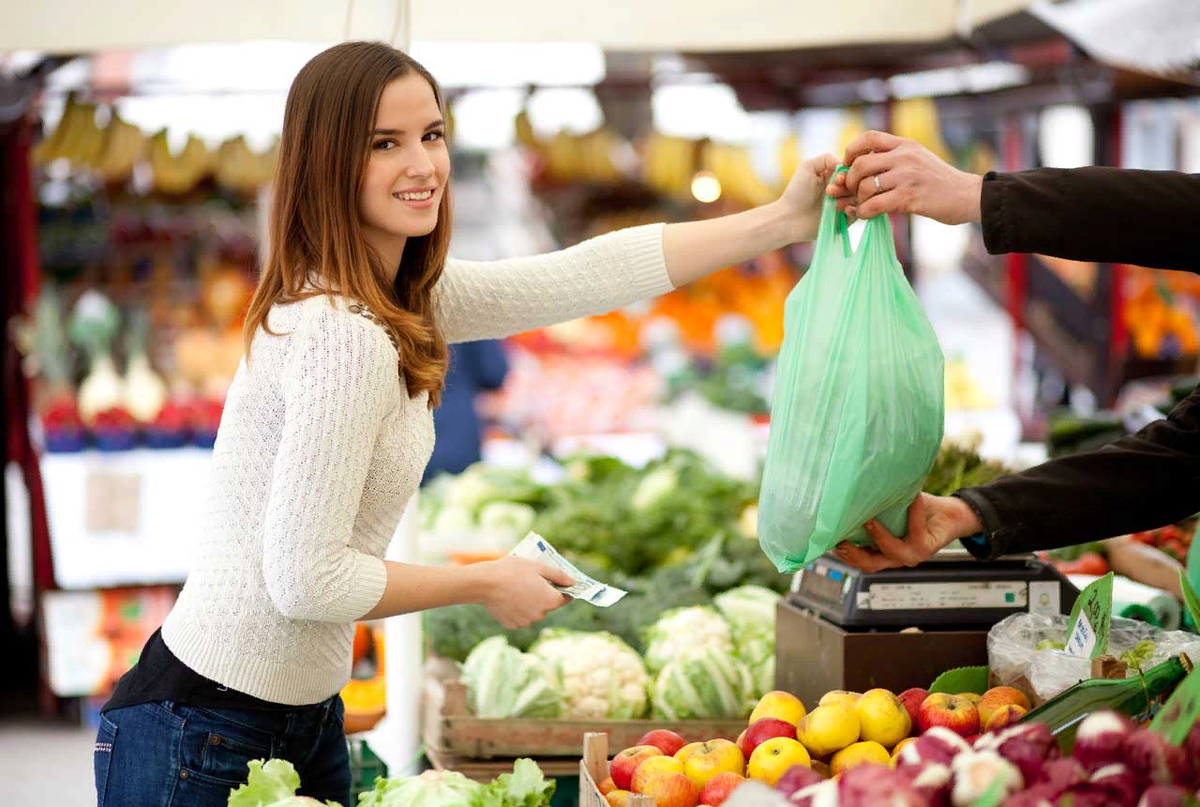 Some shopping. Рынок покупателя. Покупатель овощей. Покупатели на базаре. Девушка на рынке овощи.