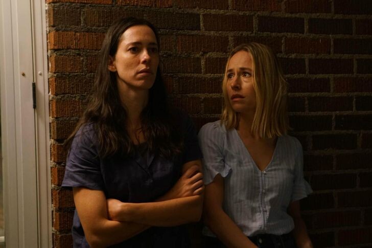 В ролях: Ребекка Холл, Сара Голдберг, Стэйси Мартин