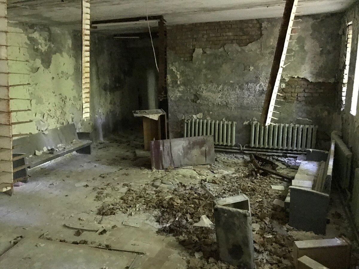 Заброшенный суд города-призрака Припять, Чернобыльская зона. Зайдем в зал заседаний