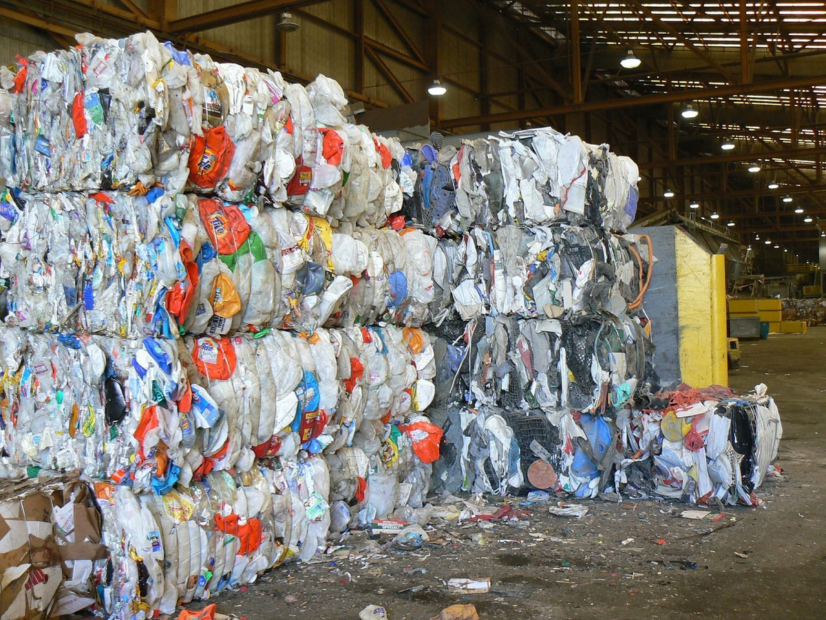 Переработка полиэтиленовых пакетов. Отходы пластмасс. Утилизация полиэтилена. Отходы производства пластмасс. Утилизация пакетов из полиэтилена.