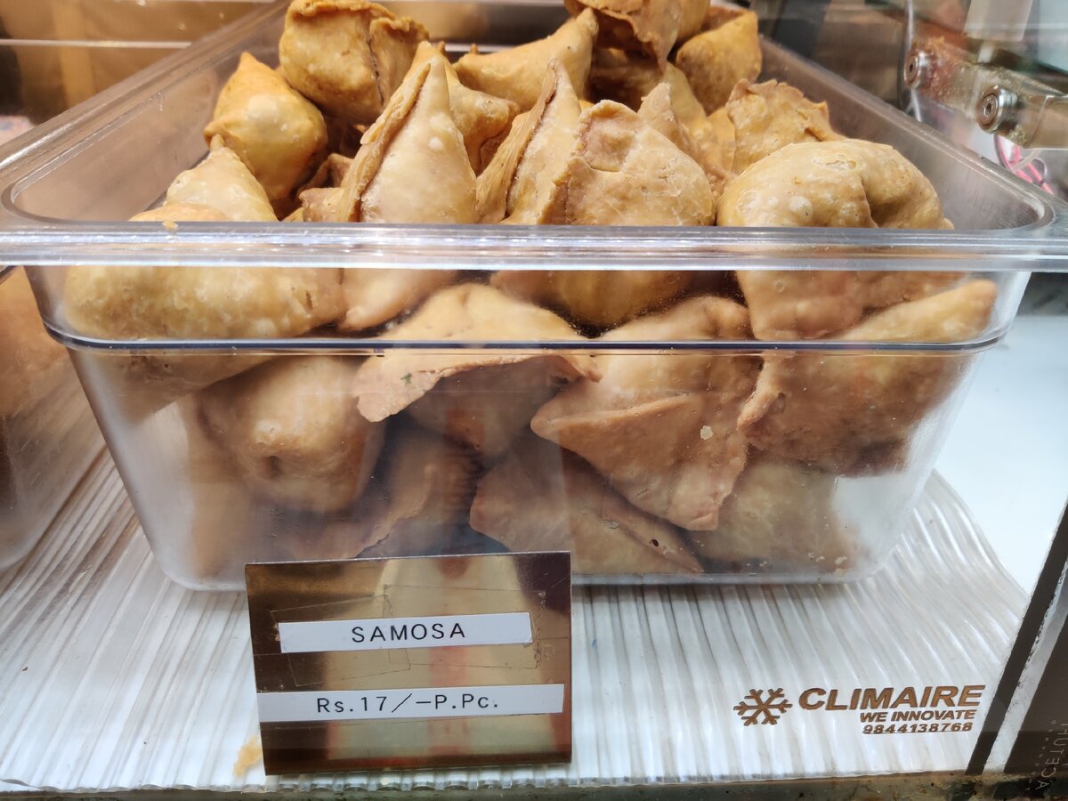 Самоса в кафе Индии (17 рублей за штуку)