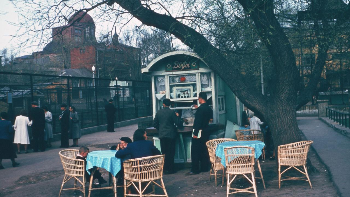 Ларек с газированными напитками в московском зоопарке, 1950-е. Фото: Мартин Манхоф.