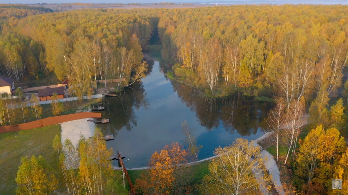 Родниковое озеро и лес на территории строительства новых домов