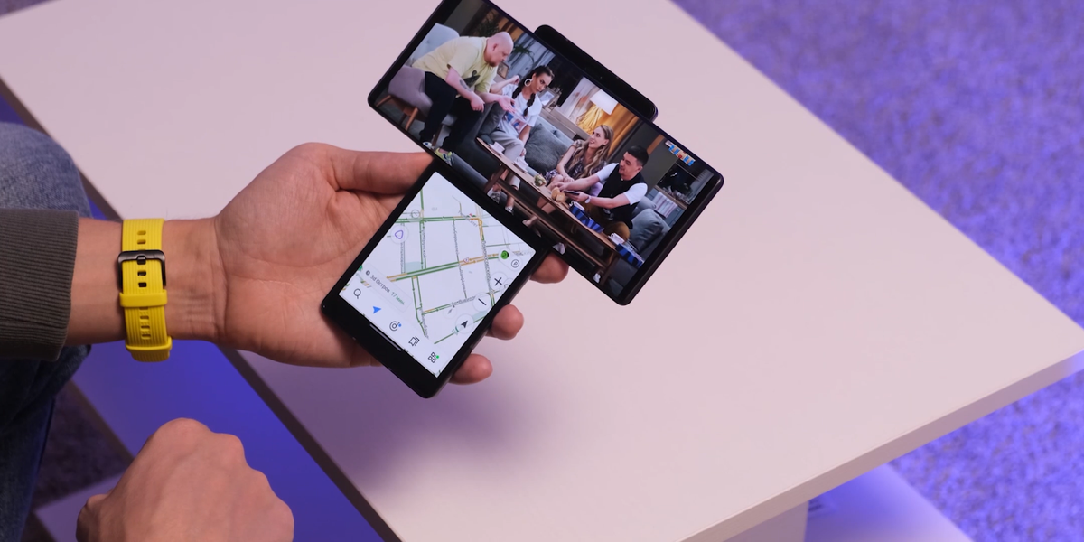 Между с двумя экранами. Смартфон с поворачивающимся экраном. Смартфон с двумя экранами 2020 года. Повернуть экран на телефоне. Телефон с переворачивающимся экраном.
