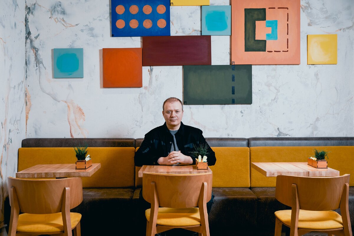 Михаил Гончаров запустил сеть блинных «Теремок» в далёком 1998 году. С тех пор образ типичного «Теремка» менялся несколько раз: от крохотного уличного ларька до просторного ресторана формата fast casual с дизайнерским интерьером. В 2016 году «Теремки» появились в США — но уже спустя два года Гончаров свернул международную экспансию. По его словам, последней каплей стало враждебное отношение простого американского санинспектора. В марте, ещё до карантина, Гончаров заявлял, что ресторанное дело «на грани уничтожения», но теперь он спокойно ждёт окончания второй волны, чтобы вернуться к своим амбициозным планам. Гончаров рассказал Inc., почему больше не критикует решения чиновников и в чём прелесть кризиса для начинающего ресторатора. 
«Совсем что-то утомился я критиковать»

 — С 9 ноября в Петербурге закрыли фудкорты. Когда их долго не открывали летом после карантина, вы активно критиковали петербуржские власти. Сейчас вы поддерживаете закрытие?

— Я не знаю. Только они могут решать, насколько это правильно и адекватно.

Я сталкиваюсь с большим количеством предложений по «Теремку» и вижу, что 99% идей — просто «в молоко», что называется. То есть мимо вообще: мимо концепции, логики, здравого смысла, и самое главное — мимо тех знаний о бизнесе, которые есть у меня. Поэтому я вижу, что все эти советы — это глупость, они вообще бесполезны. Там нет идиотов, и решения, которые они принимают, они принимают изнутри системы. А с улицы такие решения кажутся простыми — и это позволяет всем высказывать своё мнение. Но эта простота — кажущаяся.

Если поставить вопрос, доволен ли я, — тогда, конечно, недоволен. А правильно или неправильно — я, к сожалению, не могу сказать. Точно так же, как ни один человек не может сказать, правильная ли у нас цена на блинчики или методика выпечки. Вот мы поменяли способ укладки блина, потом месяца три нам писали, что мы неправильно сворачиваем блинчики. Но мы же свои задачи решаем — и мы их решили правильно!

А здесь та же самая ситуация по сути. Я в этом смысле как-то успокоился и просто поставил себя на место чиновников. Они могут консультироваться с врачами и знают, какой реальный приход-уход пациентов в больницах, а я этого ничего не знаю.

 — Ещё весной вы высказывались в другом ключе.

— Я весной говорил, что помощь нужна. Но помощь в итоге и оказали. Это, конечно, хорошо, когда общественное мнение такое сплочённое. Оно влияет на власть, власть видит чаяния общества.

 — То есть вы считаете, что диалог бизнеса с государством состоялся?

— Скорее я бы назвал это обменом мнениями, потому что диалог — это когда ты спрашиваешь, а тебе отвечают. Бизнес излагал мнения, и власть излагала мнения, но эти процессы не были связаны.

 — И по-вашему, государство услышало бизнес?

— Да, при этом решая свои задачи.

Вот единственное, что я недавно осознал, так забавно: вся логика бизнеса строилась на «спасите наш бизнес», а логика нынешних действий властей более глубокая. И бизнесу нужно было говорить не «спасите наш бизнес», а «спасите экономику страны, бюджет». Потому что весной и летом государство недополучило колоссальные суммы налогов. Только у нас, например, с весны и лета были отложены примерно 90 млн руб. налогов. В целом это десятки и сотни миллиардов рублей. Государство планировало этими деньгами платить зарплату бюджетникам — врачам, учителям, армии, полиции.

Закрытие бизнеса приведёт к очередному кризису налоговых неплатежей, и государство останется без денег. Поэтому можно, конечно, кричать «спасите наш бизнес», но сейчас спасают не бизнес, а государственный бюджет и бюджетников.

 — Если компания, которая кричит «спасите наш бизнес», не разорится — она принесёт налоги.

— Да, но можно же кричать «спасите свои налоги». Просто, понимаете, это вызывало недоверие и неприятие, когда богатые люди говорили, что продают свои «мерседесы». Ну, всё равно в это как-то не верится. И я тоже не понимаю этой модели: каким образом продажа машины может спасти бизнес, у которого долгов, например, 300 млн руб.? Можно продать «мерседес» за 5 млн — и будет не 300 млн долгов, а 295.

 — Мы пишем про малый и средний бизнес и знаем, что люди действительно продавали имущество, чтобы выплыть, и не всегда речь шла про 300 млн.

— Это правильно. Те, кто верили в перспективу восстановления, — они абсолютно правильно защищали свой бизнес. Но о том, что бизнес убыточный, знает только сам бизнесмен, а в глазах людей каждый бизнесмен — это состоятельный человек. И когда эти состоятельные в глазах общества люди начинают рассказывать, что им надо помогать, это сразу вызывает неприятие и тошноту.

 — В малом бизнесе совсем другая картина. Мы видим, что эти ребята, у которых нет никакой подушки безопасности, остались почти без помощи. И тем, у кого на карантине совсем не было выручки, очень сложно выбираться.

— Конечно, объем помощи, который выделен, вроде как ниже, чем где-то. Но, например, пишут, что в Израиле помощи вообще ноль. С кем сравнивать, если в 145 странах помощи никакой, а в десяти самых богатых странах мира объём помощи такой, что ты сидишь дома, смотришь сериалы, наслаждаешься и тебе капают деньги? Ну, мы не относимся к десяти самым успешным странам мира.

— Это вопрос приоритетов: нужен ли нашему государству малый бизнес?

— А вот этот малый бизнесмен должен понять, что государство ровно в той же ситуации, что и он. У бизнесмена нет выручки, ему нечем платить зарплату трём своим сотрудникам, нечем платить аренду — и ровно в такой же ситуации государство. Только малому бизнесмену нечем заплатить аренду 50 тыс. руб. в Череповце за кофейню, а государству нечем заплатить 150 млрд руб. зарплат учителям, врачам, армии и полиции.

 — Весной вы говорили, что крупному бизнесу не помогают из-за стереотипа о том, что он экономит на масштабе. Почему вы назвали это «стереотипом», если это правда?

— Потому что у любого крупного бизнеса маркетинговые и рекламные расходы составляют такую долю, которой и близко нет у малого бизнеса. Свято место пусто не бывает: если бы крупный бизнес был прибыльнее малого в процентах, то крупные предприятия просто пачками бы возникали — а их нет. Чем крупнее становится бизнес, тем менее он прибыльный. Даже в мире единичные примеры компаний, которые получают устойчиво ощутимую прибыль. Если взглянуть на наших ретейлеров — «Перекресток», «Магнит», — их EBITDA — это какие-то 1—2%. Если они 3% заработают — они счастливы.

Представьте, маленькая кофейня торгует на миллион, предприниматель заплатил всем зарплаты и после этого у него осталось 10 тыс. руб. Как вы считаете, это хороший бизнес? Или, хорошо, 2%, — это 20 тыс. А это и есть прибыльность крупного бизнеса. Где же экономия на масштабе? Тогда крупный бизнес должен был при миллионном обороте зарабатывать 200 тыс., а он зарабатывает 20 тыс.

 — Вы тогда же сказали, что, мол, господдержки не дождались, но ВТБ проявил гражданскую сознательность и выдал вам кредит. Окей, может быть, там действительно хорошие люди работают, но всё-таки одно дело — выдать кредит «Теремку», а другое дело — малому предприятию, будущее которого непонятно.

— А мы в тех же масштабах получили кредит, что и малый бизнес. Условно, если нам дать 16 млн руб. — это всё равно что малому предприятию дать 640 руб. Им дадут 640 руб., и, конечно, они раздражаются, но для нас 6 млн — это один день заплатить зарплату. А ещё 29 дней чем платить? Поэтому, ну, дали и дали, — здесь дарёному коню в зубы не смотрят.

Основная задача нашей государственной политики — не допустить гиперинфляции. Они не хотят напечатать много денег и всем раздать.

 — Вы с этим тоже спорили…

— Спорил, но сейчас уже решил не спорить. Есть такой принцип в психологии: когда ты в какой-то теме разбираешься и тебе говорят глупость, ты понимаешь, что это бред сивой кобылы, — а потом тебе тут же начинают рассказывать что-то, в чём ты вообще не понимаешь, и ты во всё веришь. Допустим, я листаю журнал, нашёл статью про ресторанный бизнес, читаю её и вижу, что две трети написанного не соответствует действительности. Потом я переворачиваю страницу, следующая статья про фитнес — и я отключаю критичность и верю во всё, что там написано. А если бы я был из фитнеса, я бы точно также сказал, что тут чушь написана. Поэтому совсем что-то утомился я критиковать.

 — У вас сейчас есть конструктивные предложения в адрес государства?

— Нет никаких предложений, и ничего посоветовать не могу. Есть группа ресторанная в мессенджере, там тоже один из видных представителей-омбудсменов задал вопрос: «Что нам сделать? Давайте быстро, ждут от нас предложения». И три дня все что-то думали-думали и придумали только муниципальные учреждения открывать в 8 утра, а все остальные в 9 утра, чтобы потоки развести и в метро не все вместе ехали. Чтобы что-то придумать, надо быть там — в мэрии сидеть и придумывать.

Я лет 10 назад, ещё при Лужкове, был у замруководителя департамента потребительского рынка. Я два раза к ней приходил, и она два раза мне какую-то чушь несла по поводу того, что нужно продавать в «Теремке», чуть ли не рецепт пыталась давать. Ещё так это все рассказывала: «Не очень, я вижу, ты занимаешься, вот я бы на твоем месте…» — и дальше начинает рассказывать какой-то бред. Я не хочу в такой же ситуации быть в роли идиота, который даёт чиновникам советы космического масштаба и космической же глупости. Я в этом вообще не разбираюсь, абсолютно.

 — Вы же сказали, что общественное давление изначально заставило чиновников двигаться.

— Они же кричали не конкретно, что надо сделать, они кричали «помогите, помогите». Это нормально. Что надо сделать? Помогите. А уж они там пусть решат. Есть крутое выражение на английском: mind your own business. Займись своим делом, короче.

«Бизнес не может быть в статичном положении»

 — Насколько критична вторая волна вируса для «Теремка»? Сильно ли снизился оборот, по сравнению с прошлым годом?

— По сравнению с прошлым годом, в сентябре было минус 11%, в октябре 19%, и последние три недели оборот не меняется. Хотя это меньше прошлого года, это то же, что было два года назад, потому что мы каждый год росли. Мы последние три года серьёзно увеличили количество покупок и гостей, поэтому для нас это не так критично.

 — Вы сейчас в плюс работаете?

— Да. Восстановление достаточно хорошо прошло. У нас сбалансированный бюджет и прибыльность есть. Хотя она ниже, чем в прошлом году, естественно.

Но те, у кого всё совсем плохо, скажут, что я вру. Например, если у вас были помещения, рестораны, кофейни в бизнес-центрах — сейчас они все пустые. А почему у других хуже? Потому что какие-то концепции последние два-три года шли вниз — соответственно, они и сейчас продолжают идти вниз. Мы шли вверх, поэтому, грубо говоря, мы на этом пике застряли, а они продолжают катиться вниз.

 — Вы это связываете с тем, что три года назад стали позиционировать «Теремок» как fast casual?

— Смотрите, можно ли рассматривать ежегодный выпуск «айфонов» как смену концепции? Нет, это развитие. Я воспринимаю это именно как закономерные этапы в развитии «Теремка». То есть это не смена парадигмы, не изменение концепции. Конечно, в 1998 году, когда я писал бизнес-план, то не мог взять и написать, что в 2020 году будет вот такой ресторан. Но то, что я там написал, в точности в таком же виде есть сейчас. У первого «айфона» была одна камера, а сейчас три — точно так же первый «Теремок» был уличный и только с блинами.

Потом, когда открыли ресторан, появились супы, каши, салаты; в 2015 — 2016 гг. появилась посуда; в 2017 году — авторские интерьеры. Я это воспринимаю как третий объектив у «айфона». Если мы в 2020 году продаём блюда с тем же рецептом, что в 2003 году, разве мы можем говорить о смене концепции? Это же всё просто оболочка красивая.

 — Почему в объективно тяжёлое время для ресторанной отрасли кто-то остаётся на плаву, а кто-то нет? Какие факторы на это влияют?

— Факторы такие: нужно каждый год добавлять новый объектив к «айфону». Процессор на 15% быстрее сделал, ещё одну камеру добавил, увеличил разрешение камеры, уголки скруглил, и т. д. Бизнес не может быть в статичном положении.

Единственный статичный бизнес — это арендный бизнес. Это сложный бизнес, и вход в него достаточно дорогой. Вам не надо ничего делать с помещением, оно просто работает, и вы каждый месяц получаете деньги. А любой другой бизнес требует ежегодной корректировки. Но глубокая корректировка не может происходить каждый год. Каждый год вы делаете микроулучшения, и, по моим ощущениям, раз в 4—5 лет — более глубинные изменения. Если их не сделать, то начнётся то, что вы спросили.

— Если поделить ресторанный бизнес на сегменты, то кому хуже всего сейчас?

— В любом сегменте есть суперуспешные примеры. Я хотел ответить, что «лучше всего себя чувствует фастфуд, посмотрите на очереди», — но это очень обманчиво. Вы, например, смотрите: в «Макдоналдсе» стоит очередь, в терминалы все тычут — но вы вообще не заметите падение продаж на 20%. А для «Макдоналдса» это граничит с катастрофой. Если у тебя был оборот 100 млрд, а стал 80 млрд — это совсем беда.

Во всех сегментах — фастфуде, fast casual, fine dining — есть компании, которые хорошо держатся, и есть те, что падают. И самое ужасное, что нет готовых рецептов, каждый бизнес индивидуален. Одним надо срочно интерьер менять, другим кухню, у третьих с кухней всё хорошо, но цены очень высокие, и они не могут понять, как сделать корректировку цен. То есть рецепт выписывается строго каждому больному.

«Комиссия агрегатора — 30%? Так вам и надо, вы мало продаёте»

 — Вы с начала карантина не очень верили в доставку. Почему?

— Потому что во время карантина, имея доставку, мы платили, по сути, две аренды: одна — аренда помещения, а вторая — комиссия агрегатору доставки. И две эти аренды приводили к работе в ноль. А в некоторых точках — даже в убыток. Но этот убыток был всё-таки меньше, чем убыток, связанный с выплатой полной суммы аренды, зарплаты, налогов, и т. д. И в этом смысле доставка помогала, но она тем не менее не решала никаких задач.

А вообще к доставке мы относимся абсолютно нормально. У нас доля доставки уже дошла до 20% от оборота по некоторым точкам, и это хорошо, потому что человек, который пользуется агрегаторами, не увидев «Теремка», закажет у кого-то другого. Конечно, какая-то часть людей заказывает только в «Теремке», но это точно не большая часть всех наших заказов.

 — Весной у вас доставка была всего 8—10% от оборота. Так выросла за это время?

— Она, на самом деле, росла постоянно. Два с половиной года назад мы её подключили и начали расти. Какому-нибудь dark kitchen с неизвестным брендом тяжело раскрутиться за счёт агрегатора, потому что его никто не знает. А если вы листаете ленту и попадаете на знакомое название, то оно вызывает доверие и вы делаете заказ. В этом смысле наш бренд имеет вес и в сегменте доставки.

 — Маленькие рестораны весной и летом жаловались на комиссию агрегаторов 30%, из-за которой не получается работать с ними не в убыток.

— У нас, конечно, не 30%, мы же экономим на масштабе. У агрегаторов разные ставки, это же известная история. «Макдоналдс» платит аренду в ТЦ 5%, а мы — 15% например. И все мне говорят: «Так вам и надо, потому что у них-то людей много, а у вас мало». Я сейчас тоже говорю этим малым предприятиям: «Так вам и надо, что у вас 30%, вы мало продаёте». Ну, а что? Пусть помучаются, станут большими. Это если грубо, цинично. На самом деле, никакого цинизма и грубости в этом нет, просто так устроена жизнь.

 — Особо никто не ругается, всем понятно, что как «Яндекс» захотел, так и сделал.

— Это экономически действительно так. Потому что каждая маленькая точка — это отдельный договор, который надо обслуживать, бизнес, с которым надо общаться, проводить сверку. Никто же не знает этот бэкграунд. У нас один бухгалтер ведёт всю эту сделку, а наш оборот могут делать 350 маленьких ресторанов. Представьте, сколько нужно бухгалтеров, чтобы вести расчеты с 350 точками. А в каждой точке ещё есть жалобы, и с каждой жалобой нужно разобраться. Это дурдом. Поэтому понятно, что работа с одним «Теремком» обходится «Яндексу» дешевле, чем работа на 350 маленьких точек. Те дополнительные расходы, которые «Яндекс» несёт на обслуживание маленьких точек, он и выставляет в виде комиссии.

«Я не хочу грязно манипулировать»

 — Один из плюсов ситуации для рестораторов сейчас в том, что сильно подешевела коммерческая недвижимость. Насколько активно, по вашим ощущениям, этим пользуются участники рынка?

— Такое есть, но, во-первых, некоторые арендодатели очень жёсткие: они же бизнес ведут, а не комфортную аренду обеспечивают для малого бизнеса. С точки зрения бизнеса, более правильная стратегия для арендодателя — выгнать арендатора, полгода сидеть без аренды, а потом сдать дорого. Если он даст скидку на большой срок, то просто потеряет деньги. Но крупные бренды в хорошем состоянии закрывают мало точек. В основном в ТЦ закрываются малые предприятия: в них арендодатель не верит и меньше идёт на уступки. Во-вторых, не все умеют вести переговоры.

 — Вы имеете в виду, что нужно приводить какие-то конкретные аргументы?

— Во всех переговорах, даже когда ситуация win-win, можно к этой ситуации идти с лёгкой манипуляцией. Условно, вы когда на рынке торгуетесь, там же тоже торговец одному покупателю сказал, что картошка стоит 100 руб., а другому — 70. Как секреты мастерства фокусники только своим рассказывают, так и здесь. Я сейчас публично расскажу, а потом… Это же перестанет работать сразу.

 — Вы со всеми арендодателями ведёте переговоры о скидке?

— Да, конечно, за исключением тех случаев, где у нас есть рост. Есть большая разница между торговыми центрами и стрит-ретейлом. Стрит-ретейл обезличен. Ему важно, чтобы арендатор был устойчивый, но ему не важно — банк это, ресторан или магазин. А для ТЦ очень важно, кто в нём сидит. И там арендаторы группы А — это бренды, которых вообще терять нельзя, группа В — это где конкурентная основа, а С — это сегодня выгнал, а завтра на его место 50 человек прибежало. В торговых центрах мы руководствуемся продажами, потому что мы уникальные. А для улицы мы не уникальные, и там мы ведём себя очень аккуратно, так как платим рыночную аренду.

— На сколько, в среднем, у вас получилось везде снизить аренду?

— Это же каждый месяц менялось. На период закрытия скидки доходили до 90%, а когда мы открывались, уменьшились до 30—50%. По некоторым точкам мы вышли на стопроцентную оплату, есть даже несколько точек, где прошла индексация, — но это произошло именно исходя из справедливости. Я не хочу так грязно манипулировать, приходить к арендодателю, когда у меня оборот растёт, и говорить: «Видите, что творится, скидку давайте». Он об этом узнает и поймёт, что я плохо поступил. Просто вотрётся в доверие к какому-нибудь повару, и тот ему скажет: «Раньше мы в день на 40 тыс. торговали, а сейчас — на 45—50». И он потом вообще никогда не пойдёт навстречу. А некоторые могут обидеться настолько, что просто принципиально скажут: «Договор заканчивается, и я их больше видеть не хочу, они меня как мальчишку развели». Я не хочу таких ситуаций, поэтому мы честную игру ведём.

«Стремление продюсировать сыграло с фуд-холлами злую шутку»

 — Вы пытались зайти в фуд-холлы, когда они только появлялись, но «Теремок» туда не пускали, и из-за этого вы создали бренд «Припёк». Почему пока работает всего одна такая точка в «Депо»?

— Это стратегическая ошибка всех этих фуд-холлов. Для них очень принципиально было, чтобы не было «Теремка». Причём речь идет исключительно про «Теремок».

 — «Теремок» очень массовый.

— Да. Но мы не виноваты, что начали раньше. И тем более, мы для этих фуд-холлов готовы были дополнить стандартное меню. Если вы приходите в фуд-холл, там же не только устрицы и изысканные блюда. Там есть простая этническая еда. Может там быть люля-кебаб какой-нибудь? А почему не может быть блина с куриной грудкой и яблочным соусом?

 — Может быть. Просто если в фуд-холле есть «Теремок», это больше становится похоже на обычный фуд-корт.

— Так я и говорю, что это ровно один «Теремок», потому что нет других массовых брендов, которые бы могли претендовать на работу в фуд-холле.

В «Припёке» у нас 6 блюд, которые из «Теремка», на самом деле, и они там продаются лучше, чем всё, что мы насочиняли, лучше вот этой галиматьи — креветок с клубникой. Никому эта дрянь не нужна, а нужна нормальная наша еда.

Никакой разумности в этом нет, то же слово «Теремок» нам не обязательно писать красным шрифтом. Его можно написать ржавыми буквами, и люди, может, потом только поймут, что это «Теремок». А «Припёк» никто не знает.

 — Вы хотите заходить в фуд-холлы как «Теремок», чтобы увеличить трафик?

— Да. Это маркетинг, людям это нужно. Тут вопрос: зачем делать так, чтобы не давать посетителям фуд-холла возможность купить то, что они хотят. Это вообще жесткач какой-то. Человек приходит и говорит: «Я приехал из Ташкента, я сейчас сделаю плов, ещё у меня будет люля и какая-нибудь лепешка». Ему говорят: «Слушай, лепёшка слишком фаст-фудная, а этот плов везде есть, поэтому, давай, ты сделаешь чучвару». Он делает чучвару — она не продаётся. Вы всё-таки бизнес или не бизнес?

И сейчас уже закрылись фуд-холлы Eat Market в ТРЦ «Океания» и деловом квартале «Красная роза»… Стремление продюсировать с ними сыграло злую шутку. То, что они это всё спродюсировали, — не значит, что это нужно людям.

Один владелец фуд-холла меня как раз услышал, согласился, и в ближайшие дни я поеду смотреть фуд-холл. И если я увижу, что это интересно нам, то мы сядем за стол переговоров по вхождению с комбинированным меню «Припёка» и «Теремка» под брендом «Теремок» с изменённым дизайном в этот фуд-холл.

 — Адекватна ли цена аренды в фуд-холле, по сравнению с фуд-кортом и со стрит-ретейлом?

— Она такая же, как в стрит-ретейле, — то есть это достаточно высокая аренда. И дороже, чем на фуд-корте, на 20—40%. Там чуть-чуть другая экономика. Фуд-холлы хорошо работают для малого бизнеса.

В чём был феномен шаурмы? Когда «Теремок» только открылся 20 лет назад, мы на улицах стояли. Рядом стоит шаурма, платит 400 тыс. руб. за аренду и торгует на 1 млн. 40% — доля аренды! Вообще непонятно. Если бы я открылся, я бы, может, на 1,2 млн торговал, но при такой цене аренды мы бы были в убытке. А он прибыль получает. Почему? Потому что у него налоги 2 — 3%, и он работает сам на себя. Утром тебе привозят эту палку с мясом, она стоит 10 тыс., а в день человек торгует на 30 тыс. На аренду 5 тыс. отложил, а остальное в карман положил и пошел гулять с ними. Эта экономика отличается от экономики крупной компании, у которой есть офис, бухгалтерия. Тем более, когда бизнес начинает расширяться, появляются ещё маркетинг, реклама, HR. А на фуд-холлах сейчас много гастроэнтузиастов, у которых вся компания — 5–7 человек, и больше ничего нет за душой.

«Термин „неудача“ предпринимателю лучше забыть»

 — Этот турбулентный год заставил вас какие-то планы отложить на будущее?

— Наоборот, как-то резко увеличились планы по развитию. Потому что в следующем году и уже сейчас, вы видите, на улицах достаточно много свободных помещений, и цены пошли вниз. Сейчас сдаются многие помещения, которые за последние 10 лет вообще никогда не сдавались, и открываются возможности их брать. Но сначала нужно пройти вторую волну, реструктурировать кредиты и привлечь финансирование для открытия новых точек. Но если раньше было комфортно открыть 10 — 15 ресторанов за год, то сейчас теоретически можно будет открыть 20.

 — Вы запустили «Теремок» в 1998 году. Что вас драйвит продолжать им заниматься?

— Добавляем новый объектив каждый год, и получается, что это уже не «Теремок». Ну, правда, когда у тебя первый «айфон» вышел — и сравнить его вот с этим (достаёт iPhone 12 — Inc.)… Это же такой драйв!

Сейчас главная цель — довести до конца ребрендинг и найти финансирование на открытие десятков новых точек. Завершить реновацию «Теремков» в Москве, Питере, Краснодаре — раз. Запустить переезд с фудкортов в рестораны в торговых центрах — два. Открыть сотню точек в новом формате — три. Это уже тянет на 3 — 4 млрд рублей инвестиций. Но даже если всё сделать, следующий этап — выход в новые города. Таких масштабных задач в истории «Теремка» ещё не было, потому что раньше мы гораздо скромнее развивались.

 — Попытка выхода в Америку и вынужденный уход оттуда вы воспринимаете как неудачу или полезный опыт?

— Конечно, как полезный опыт. А термин «неудача» вообще лучше любому предпринимателю забыть. Если так подумать, у меня каждый день неудачи: запустили новинку — не пошла, попробовали продавать по другой цене — не пошло.

 — Много денег на этом сожгли?

— Много. Может быть, $2 — 3 млн. Но я никогда не считаю такого рода деньги. Сожгли столько, сколько было нужно. Самое опасное — это поставить цель открыть ресторан за 10 млн, а, на самом деле, если бы ты потратил 11 — был бы успех, но у тебя было 10, и ты их теряешь. Поэтому у нас вообще другой стратегический подход к затратам. Мы тратим ровно столько, сколько нужно, чтобы проект успешно состоялся.

 — Что для вас стало определяющим фактором, когда вы решили уходить?

— Сумасшедший санинспектор, который говорил про Путина и отмывание денег. Просто узнал, что мы компания из России, его это стало бесить, и он специально нас закрыл. Он предписал зашить потолок деревом и нашел на стене следы мыши — абсурд какой-то. Он закрыл нас на неделю, и мы потеряли из-за него $20 тыс. Это стало точкой, после которой я понял, что всё, если тебе со всех сторон сигналы посылают, что надо закрываться, то какой смысл?

 — Если бы человек, который открывает свой первый ресторан, спросил вас, стоит ли начинать сейчас или лучше подождать, что бы вы ответили?

— Конечно, стоит. Самое главное, есть ли у него какое-то ноу-хау или уникальное торговое предложение. Что ты хочешь дать миру? Либо это уникальная цена, либо продукт, технология, метод продвижения — что-то должно быть уникальное. Уникальное может быть и заимствованным. Например, человек приехал на гастромаркет в Москве, увидел концепцию, у которой стоит толпа, и понял: «О, а у нас в Сыктывкаре этого нет». Если это просто «хочу, как кто-то», будет тяжело. Многие почему-то не уделяют этому внимание, но, на мой взгляд, это краеугольный камень.

Ещё время подходящее, потому что, во-первых, можно войти на рынок по минимальной цене аренды, а это одна из самых существенных частей расходов. Во-вторых, есть компании, которые загнулись и закрылись в кризис. То есть конкурентов меньше, а помещений больше по низкой цене. Когда, как не сейчас? Сейчас золотое время.

