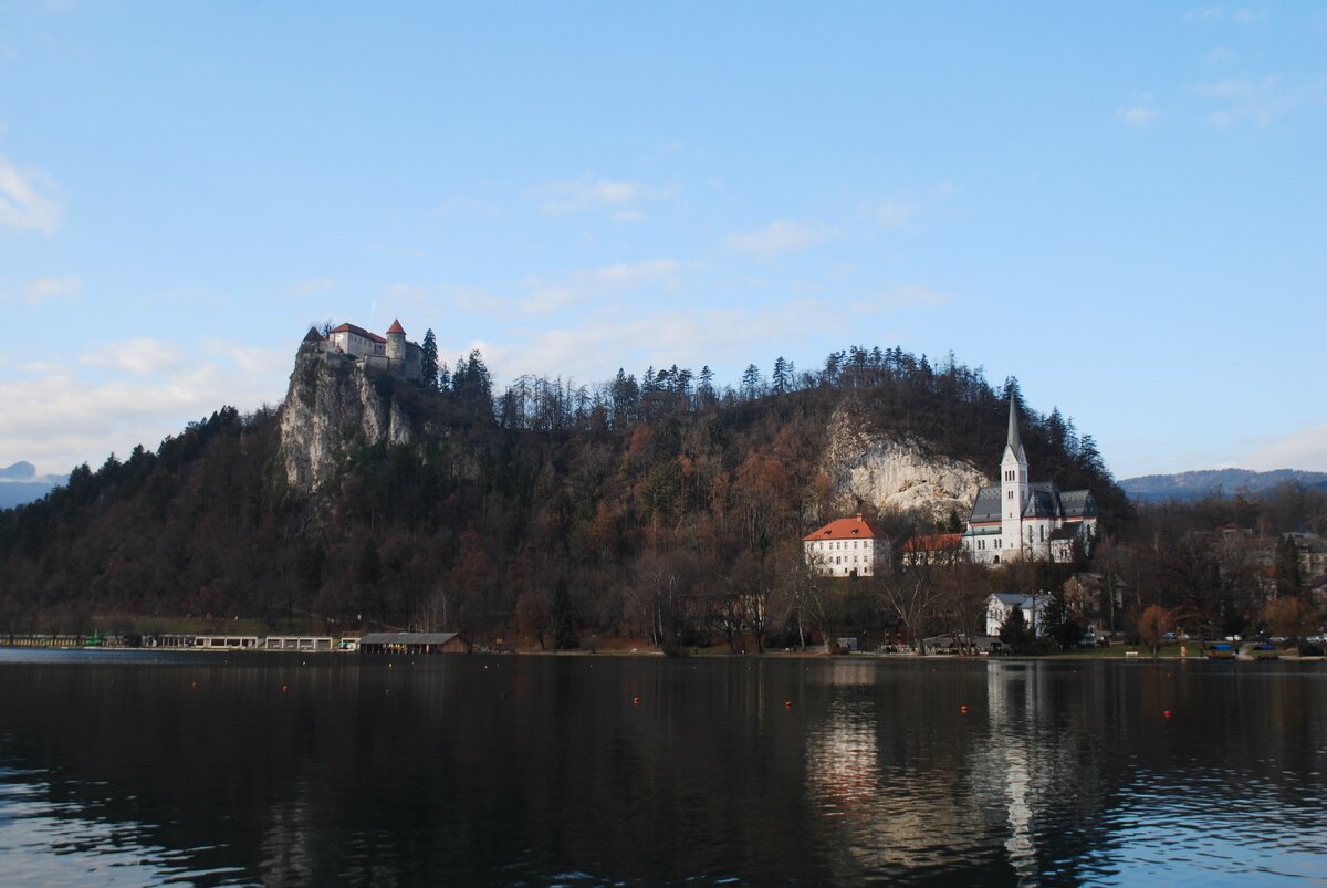 Замок на озере.