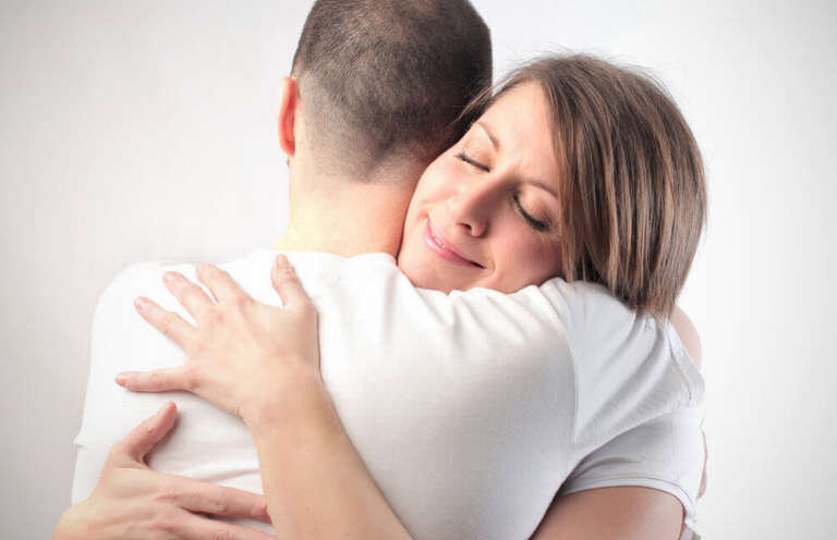 Психология отношений в семье между мужем и женой
Чтобы понимать, как правильно себя вести в браке, каждый партнер должен быть готов к разным периодам и стадиям развития отношений. В психологии рассматривают следующие этапы: