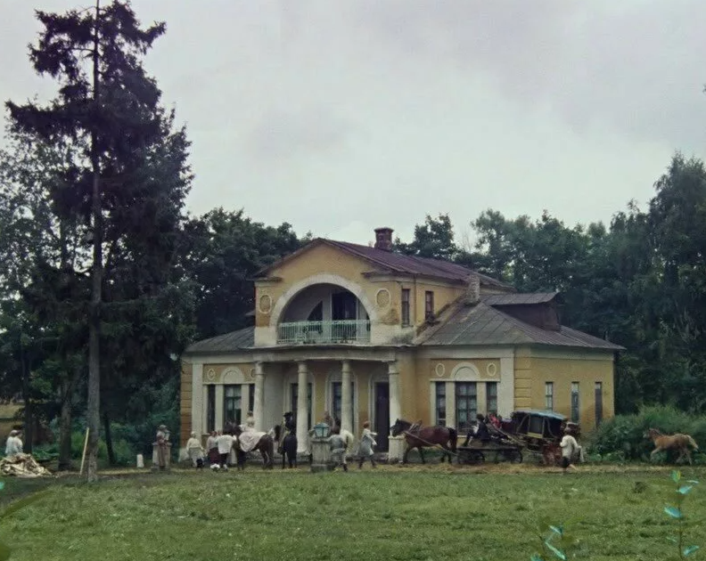 Современное кирпичное здание Усадьбы ЛЯХОВО было построено в начале XIX века.