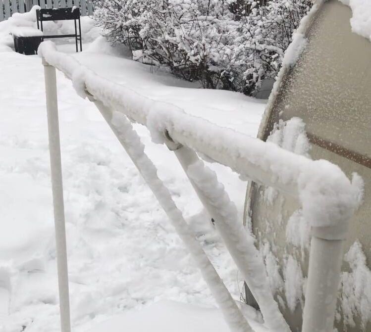 Зимой на даче и в лесу снега всегда много. Фото автора 