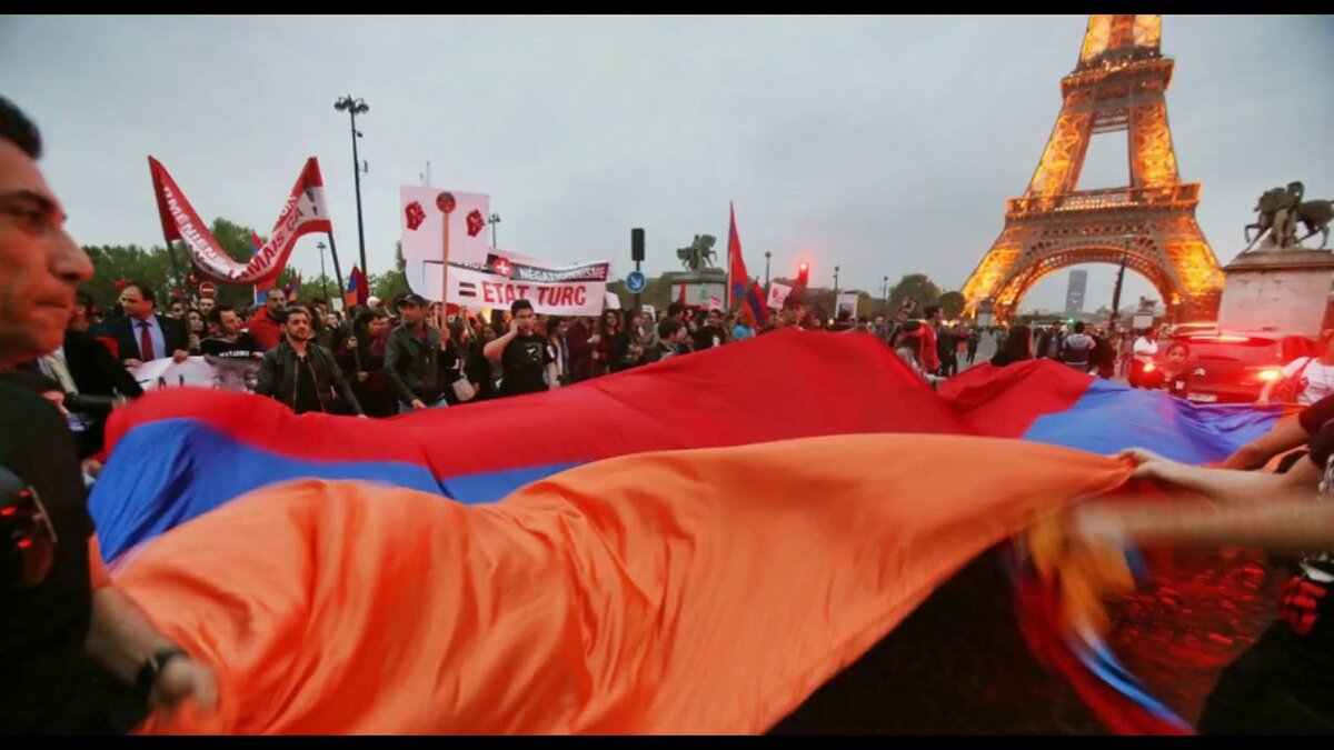 поддерживать соотечественников из Франции очень удобно и безопасно