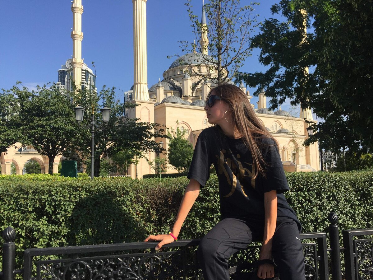 Дагестанки ноги. Грозный город девушки. Красивые кавказские девушки. Красивые ингушки. Чеченские женщины гуляют.