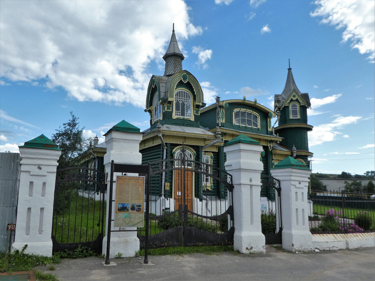 Дом судовладельца Михаила Шорина. Из ограды сохранились только ворота с ажурными линиями, выполненные в стиле модерн