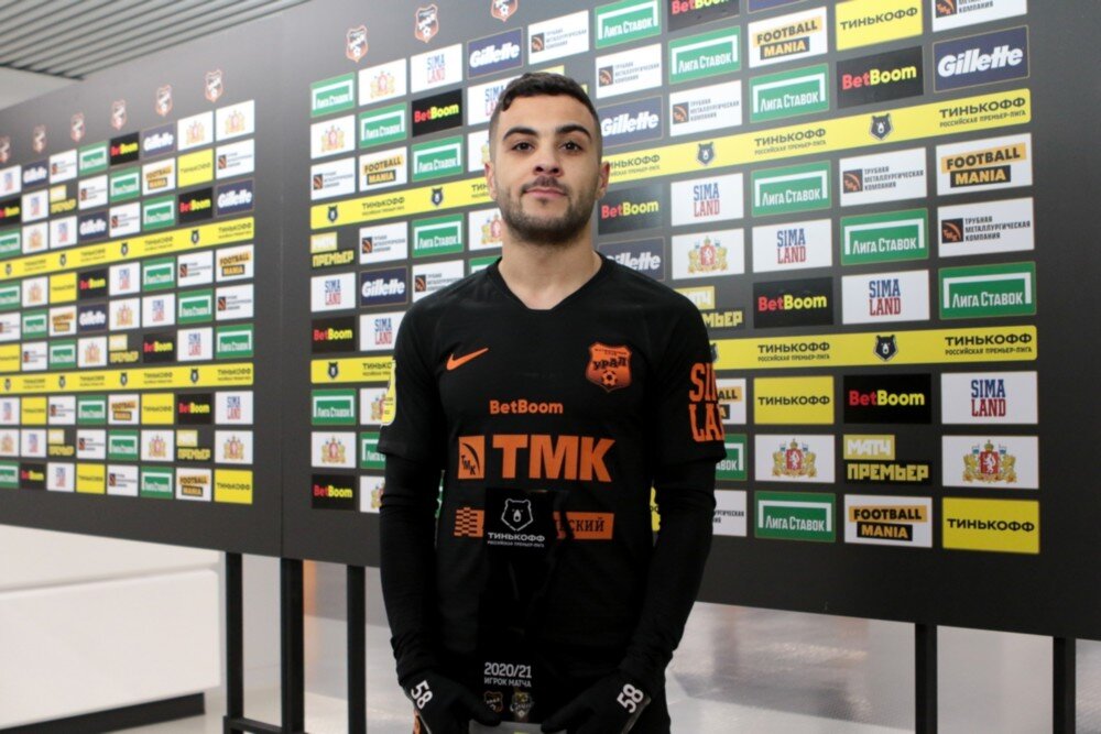 Полузащитник «Урала» Отман Эль-Кабир с наградой лучшему игроку матча (fc-ural.ru) 