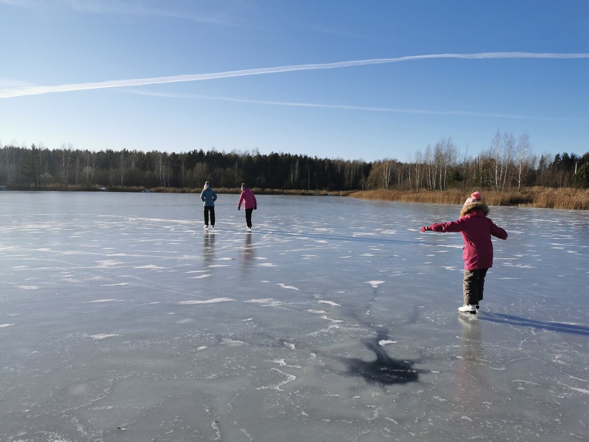 Зима. Снега нет ни капли, вернее ни снежинки. Зато появился замечательный каток!
