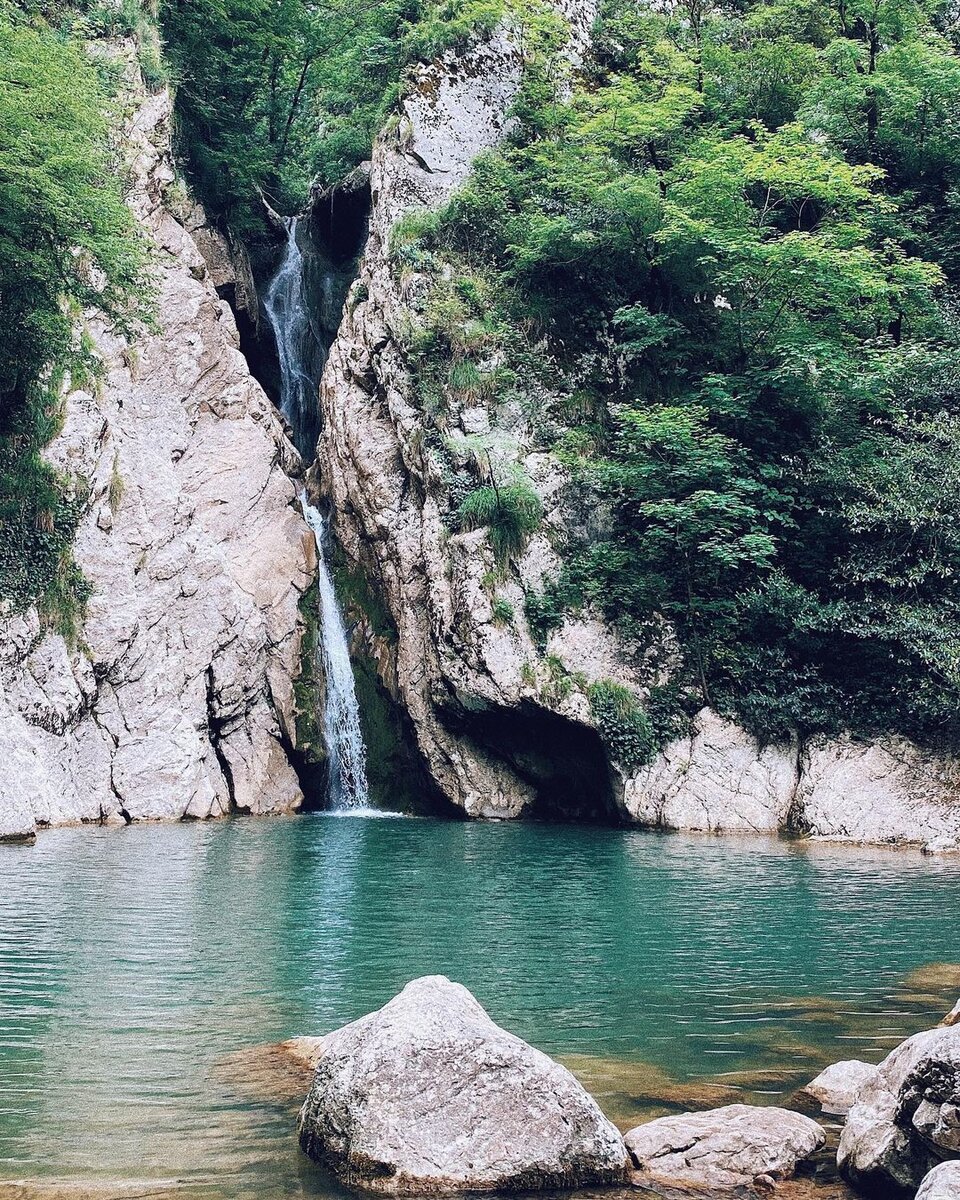 Природа сочи. Агурское ущелье в Сочи. Агурский водопад Сочи. Ахун и Агурское ущелье. Агурское ущелье Чертова купель.