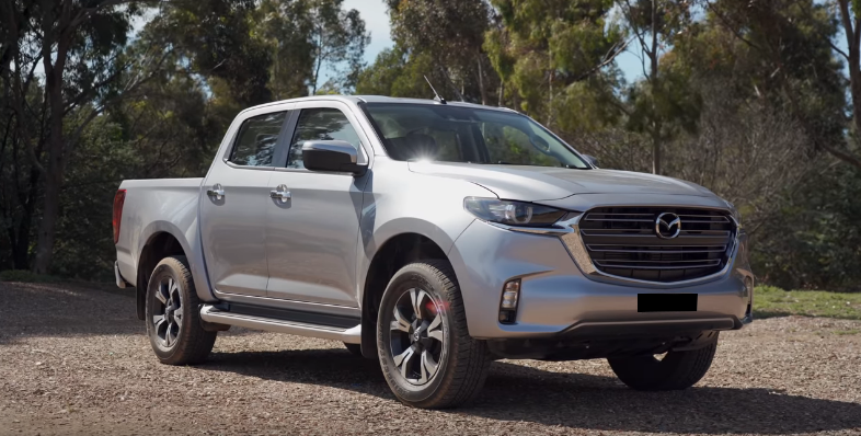 Дизайн правой и передней части кузова у модели Mazda BT-50.