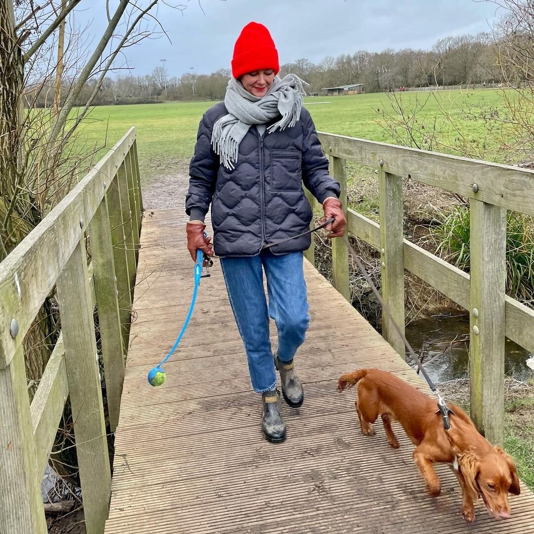 @trayslounge / Комфортный образ для прогулки с собакой. /Фото: instagram.com