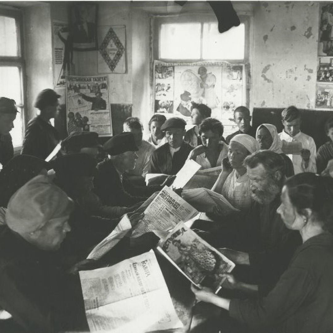 Читальный зал избы-читальни «Красный пахарь» в селе Амерево Коломенской губернии, 1924. Фото: Аркадий Шейхет / pastvu.com