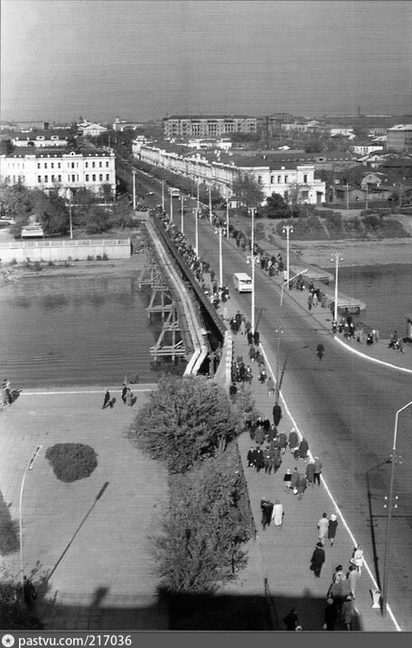 Железный мост, 1963-65 г. Фото М.И. Фрумгарца,  сборник "История Омска" под ред. Н.А.Миненко и В.Г.Рыженко, 2006г.