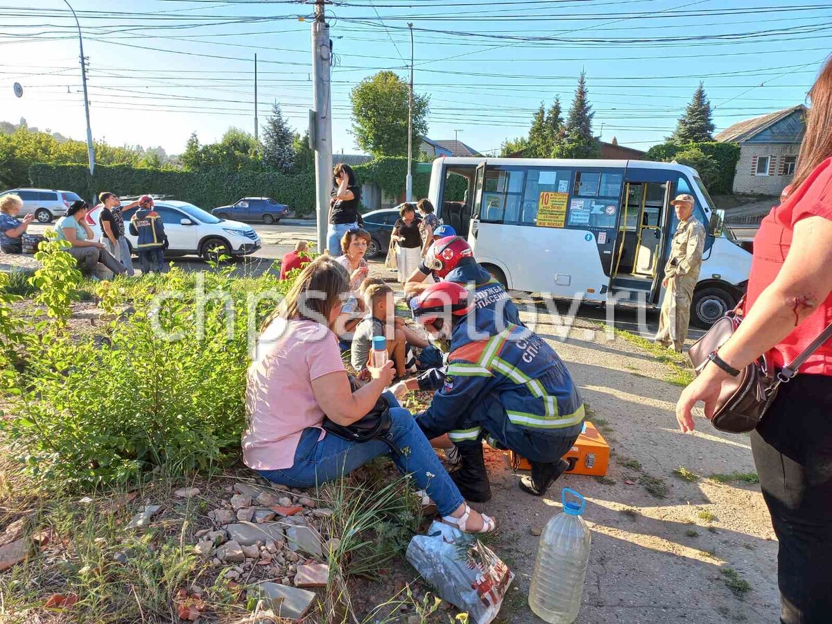 На месте работают спасатели областной и городской службы спасения, медики центра медицины катастроф, сотрудники ДПС и пожарной охраны. Обстоятельства произошедшего выясняются.