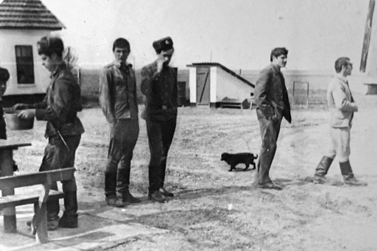 Порой из альбома изымался даже вот такой безобидный снимок. Из-за непристойного вида военнослужащих! Фото из личного архива автора.