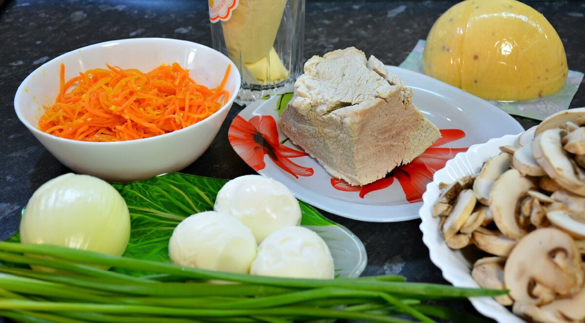 Салат с курицей, грибами, морковью и кукурузой