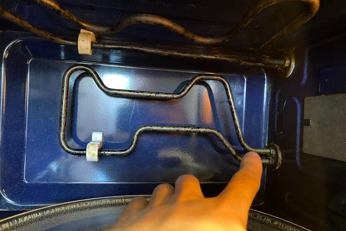 Жир скопился на грилях микроволновки.