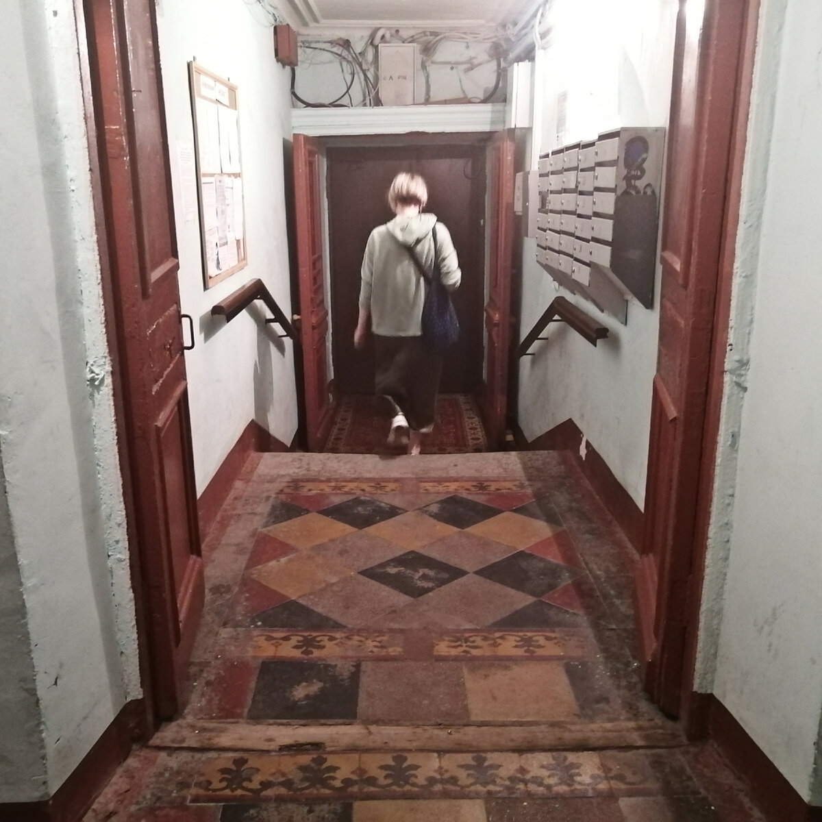 Решили прийти к Кате в гости и отметить покупку. 