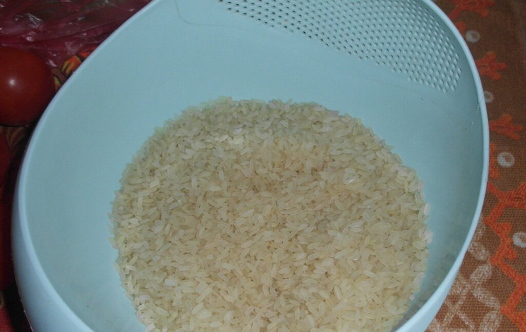 Промытый рис для приготовления перца фаршированного и голубцов в одной посуде. Личное фото автора канала Житейская проза