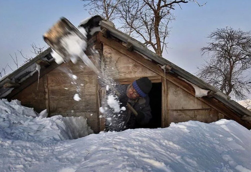 Занесенная снегом избушка