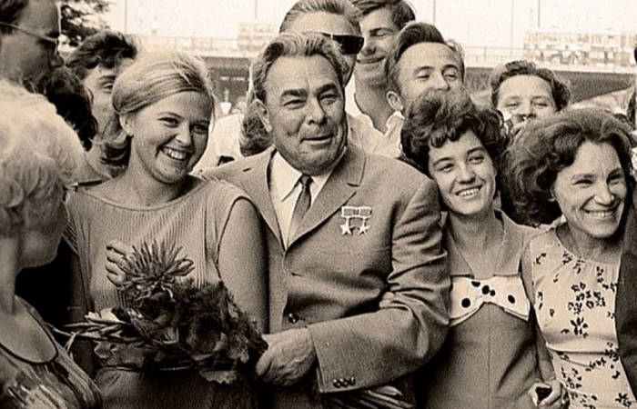 Чаще всего имя Брежнева ассоциируется с последними годами его правления. Настроения того периода зафиксированы в байках и анекдотах с генсеком в главной роли.