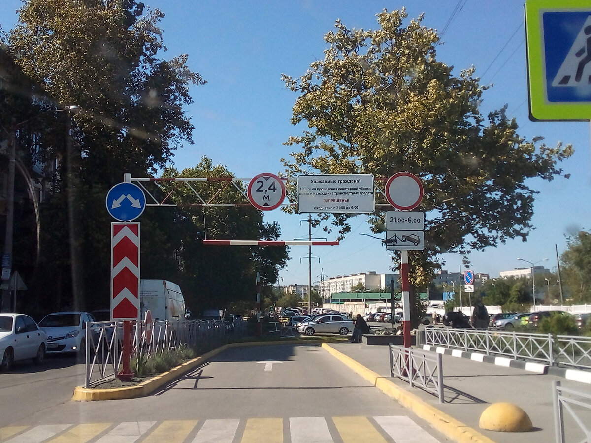 Въезд на стоянку автомобилей со стороны улицы Киевской.