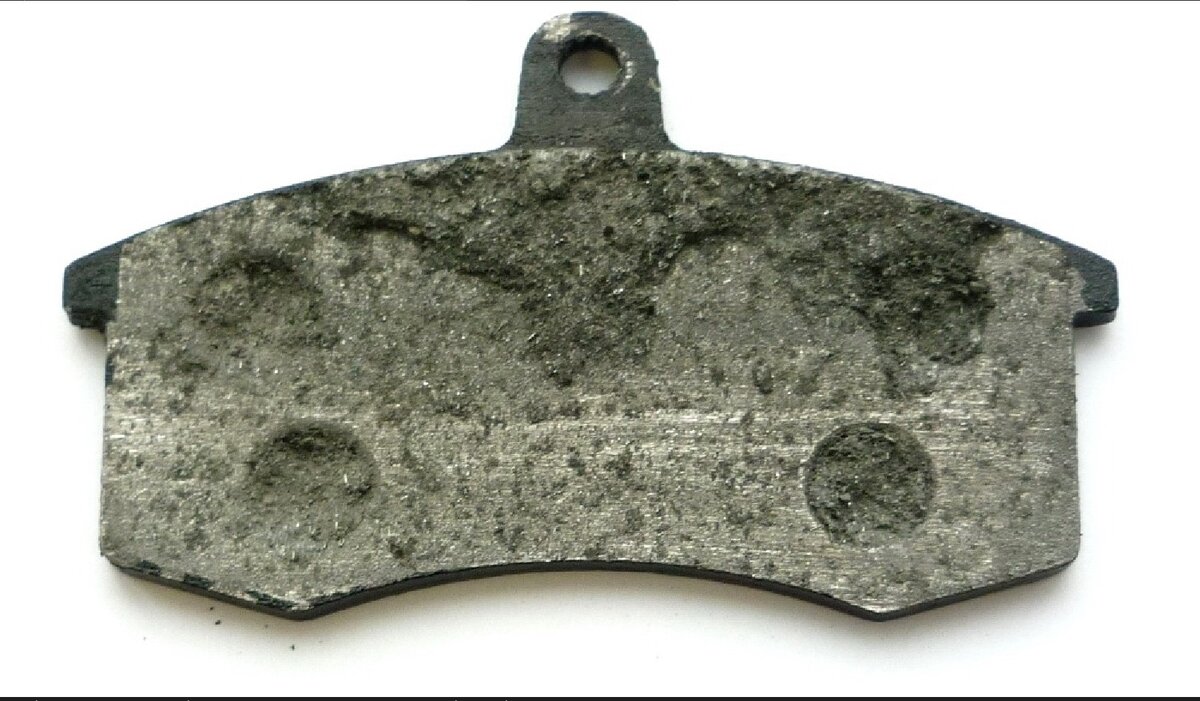 Подпись: Малоизвестная компания выпустила колодку, у которой фрикционная накладка оторвалась по плоскости соединения с каркасом. Но при этом не нарушила ничьих прав на интеллектуальную собственность. Это опасная подделка (фальсификация), но не контрафакт. Фото автора