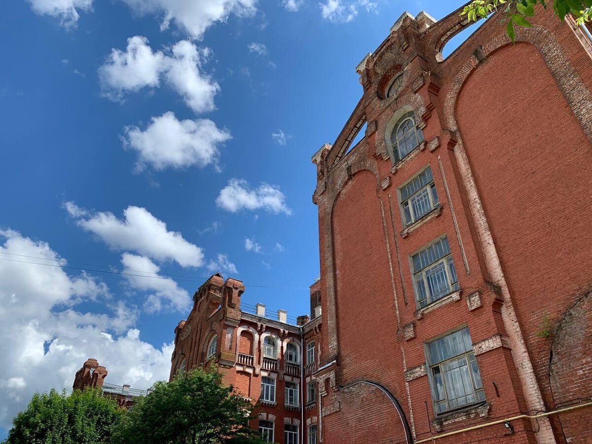 Казарма для рабочих "Париж". Раньше казармами называли общежития или коммуналки.